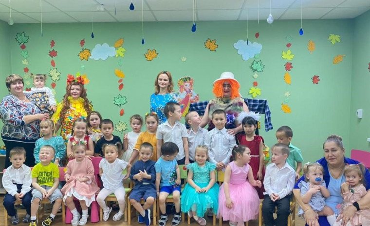 Пугало и Осень в гостях у ребят.